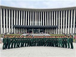 Khối nữ sĩ quan Quân y đến tham quan, học tập truyền thống tại Bảo tàng Lịch sử Quân sự Việt Nam